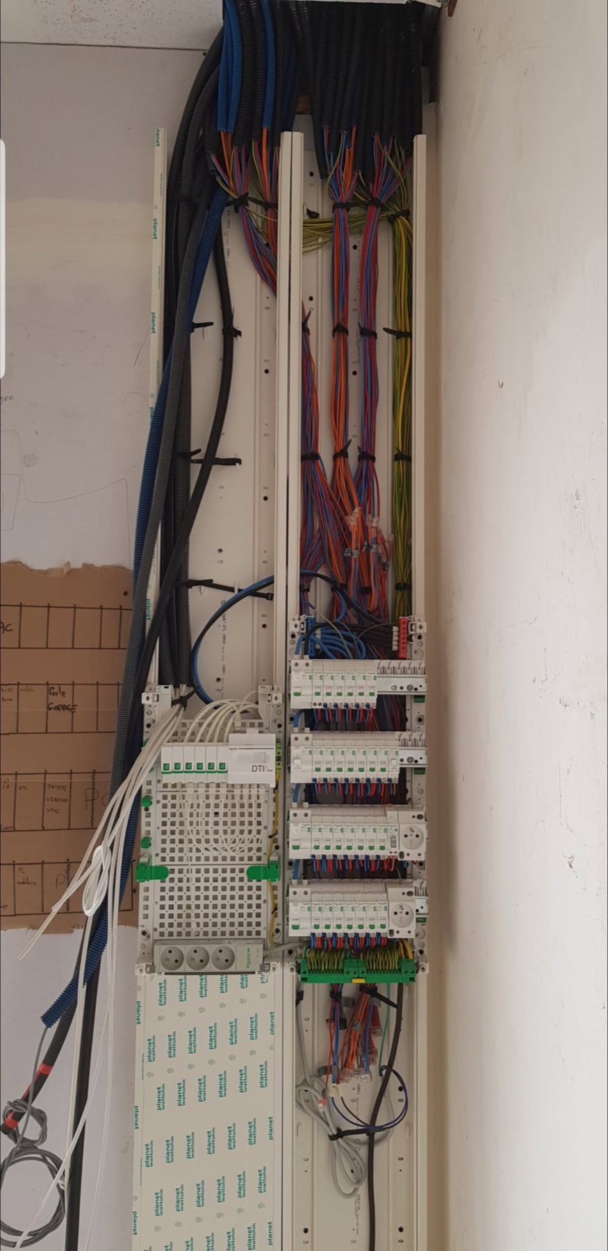Tableau électrique en cours de câblage
