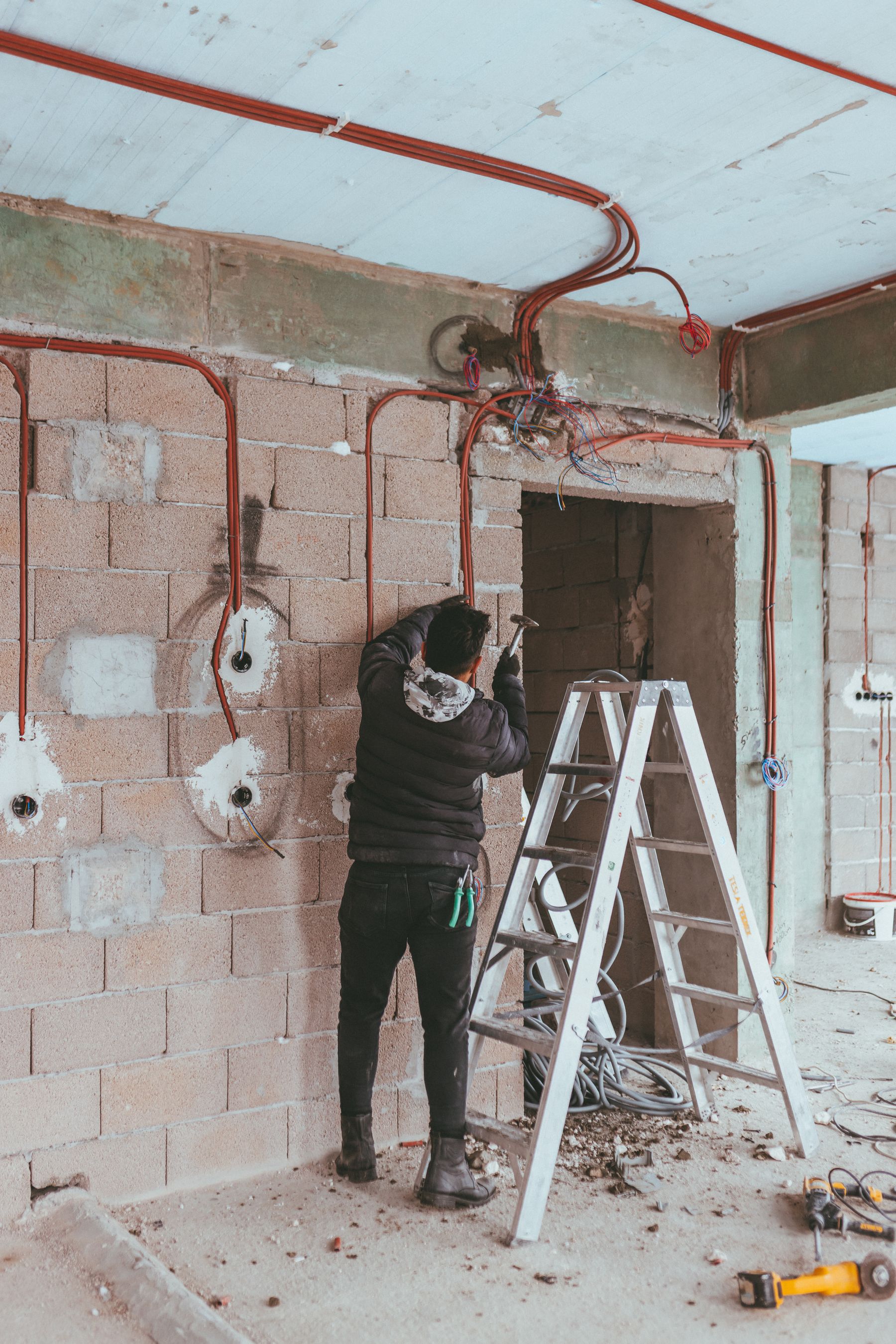 Électricien réalisant une installation et un câblage propre