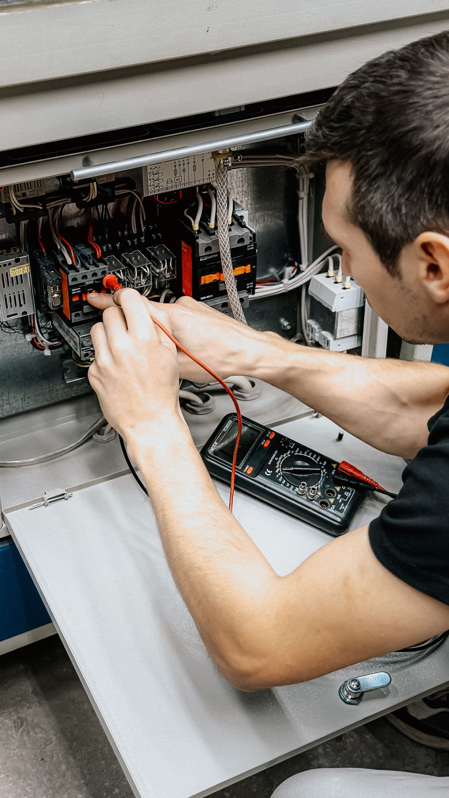 Technicien réalisant une étude technique sur place