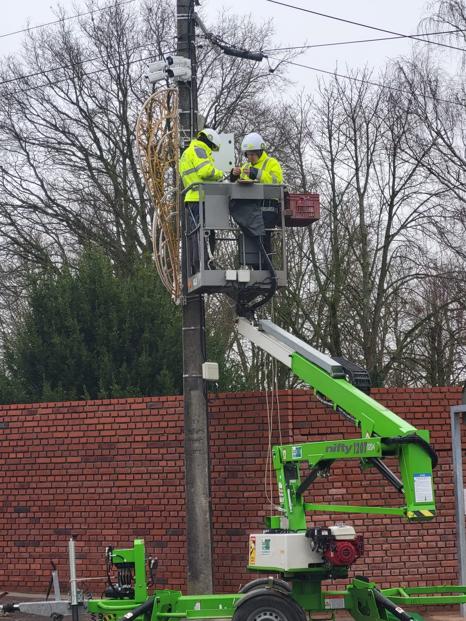 Techniciens Parmentier Domotique en intervention sur nacelle