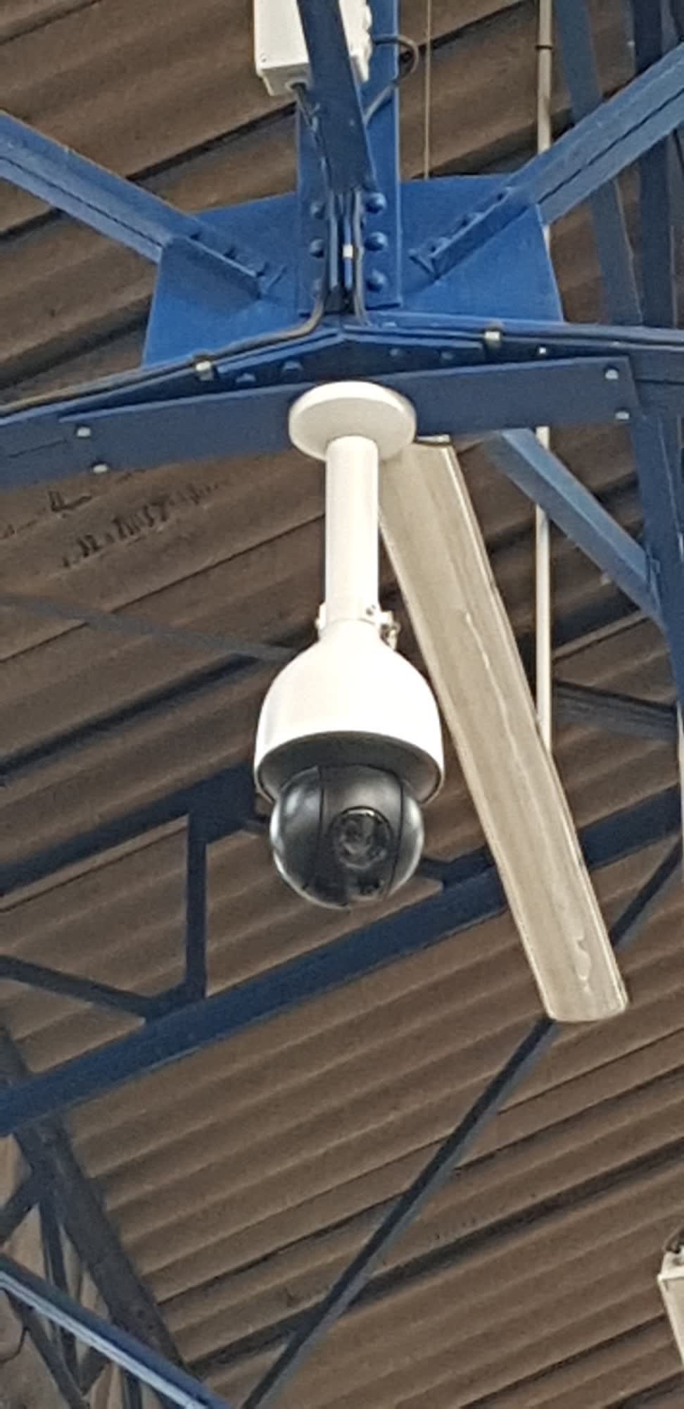 Caméra dôme installée sur un bâtiment professionnel